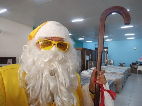 Repórter Amarelinho se veste de Papai Noel para manter viva a magia do Natal em Floriano.(Imagem:FlorianoNews)