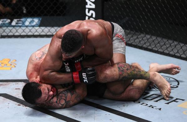 Alistair Overeem usa estratégia para nocautear Augusto Sakai no quinto round do UFC em Las Vegas(Imagem:Reprodução)