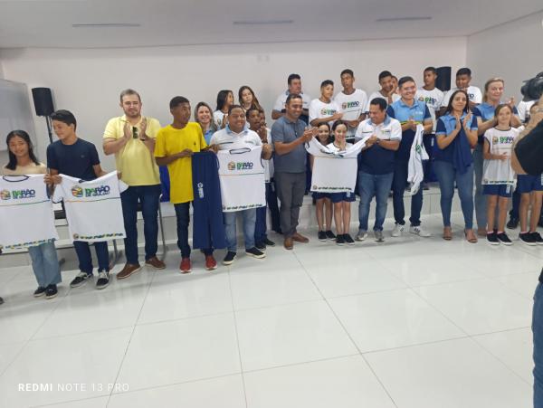  Prefeitura de Barão de Grajaú realiza entrega de fardamentos escolares para alunos da rede municipal.(Imagem:FlorianoNews)