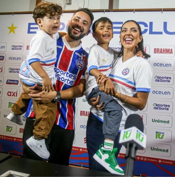 Everton Ribeiro é apresentado no Bahia ao lado de sua família.(Imagem:Divulgação/Bahia)