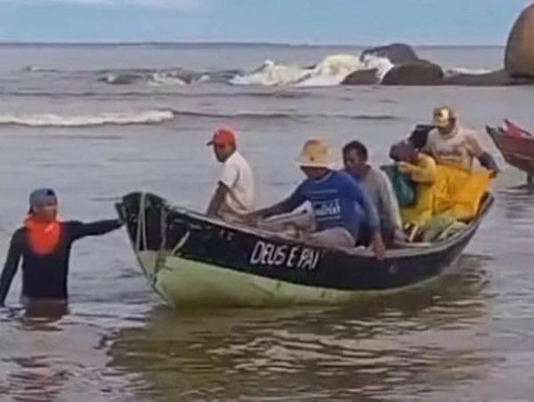Pescadores foram resgatados na manhã de hoje(Imagem:Reprodução)