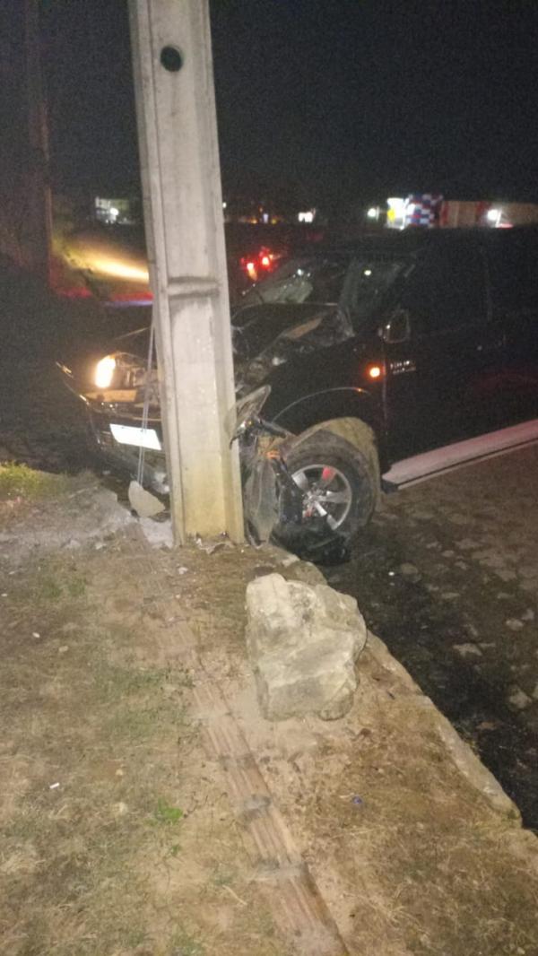 Carro colide em poste após perseguição policial em Barão de Grajaú(Imagem:Reprodução)