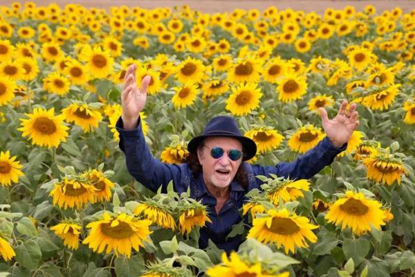 Turn&ecirc; 80 Girass&oacute;is celebra oito d&eacute;cadas do cantor Alceu Valen&ccedil;a. (Imagem:Rodrigo Maluco/PECK e MV Produ&ccedil;&otilde;es)