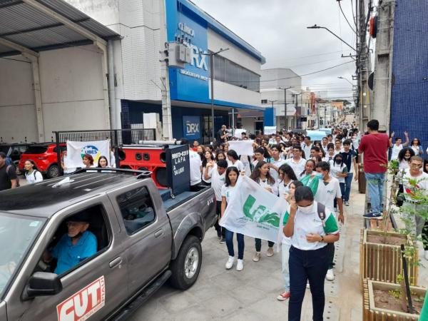 Manifestação de estudantes pedindo mais ônibus.(Imagem:Jonas Carvalho/ ClubeNews)