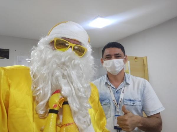 Repórter Amarelinho se veste de Papai Noel para manter viva a magia do Natal em Floriano.(Imagem:FlorianoNews)