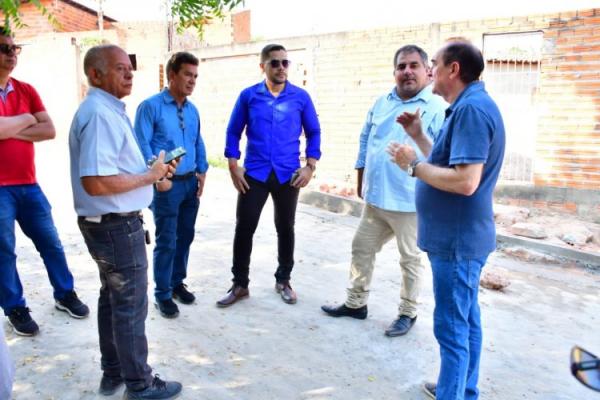 Prefeito Antônio Reis visita obras de calçamento do projeto PlanMob.(Imagem:Secom)