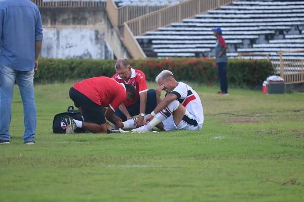  Hadrian, meia do River-PI, machucado - River-PI x Fluminense-PI - 28.01.23.(Imagem:Pablo Felipe / ge )