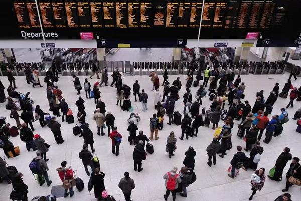 Pessoas aguardam por malas em estação de trem(Imagem:AFP PHOTO / CARL COURT)