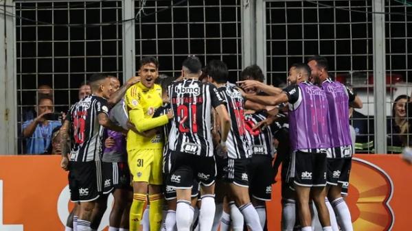 Jogadores do Atlético-MG comemoram o gol de Paulinho diante do Flamengo.(Imagem: Gilson Lobo/AGIF)
