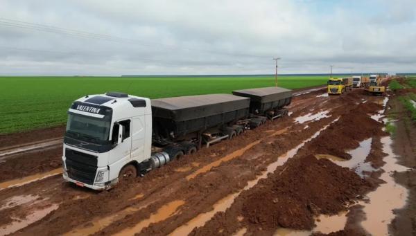 Caminhão atolado na PI-392 no Sul do Piauí(Imagem:Neto Fotografia)