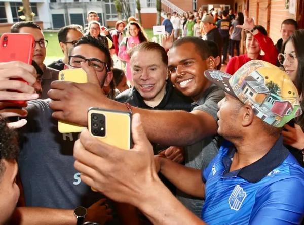 Silvio Santos causa tumulto ao votar em São Paulo.(Imagem:Manuela Scarpa/ Brazil News)