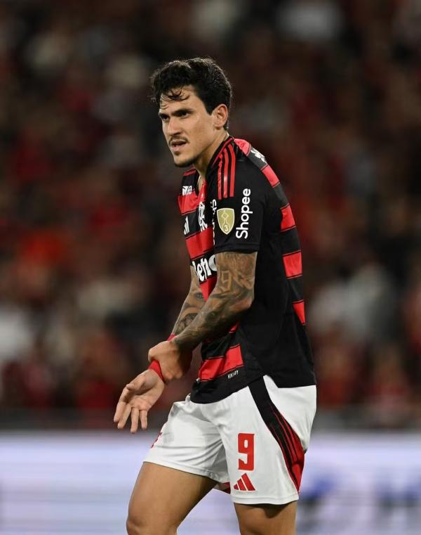 Pedro sente antebraço em Flamengo x Racing, pela semifinal da Libertadores, no Maracanã.(Imagem:Mauro Pimentel / AFP)