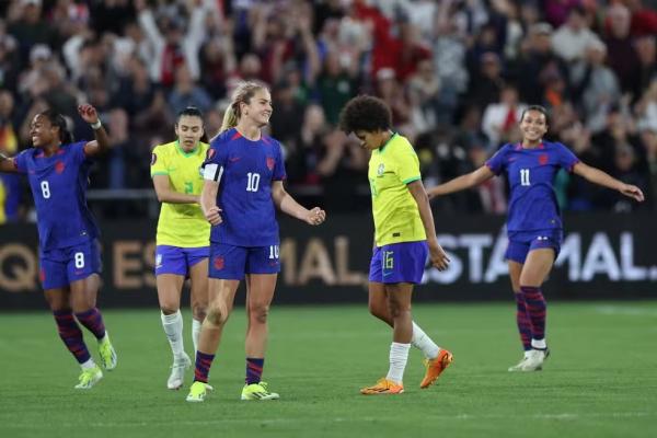 Jogadoras dos EUA comemoram a vitória sobre o Brasil na final da Copa Ouro Feminina.(Imagem:SEAN M. HAFFEY / AFP)
