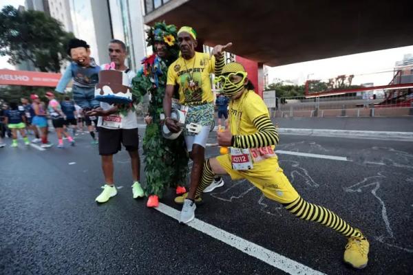 Pessoas aguardam o in&iacute;cio da 100&ordf; Corrida Internacional de S&atilde;o Silvestre.(Imagem:Paulo Pinto/Agencia Brasil)