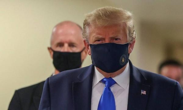 O presidente dos Estados Unidos, Donald Trump, usa máscara durante visita em um hospital em Bethesda, Maryland.(Imagem:TASOS KATOPODIS / REUTERS)