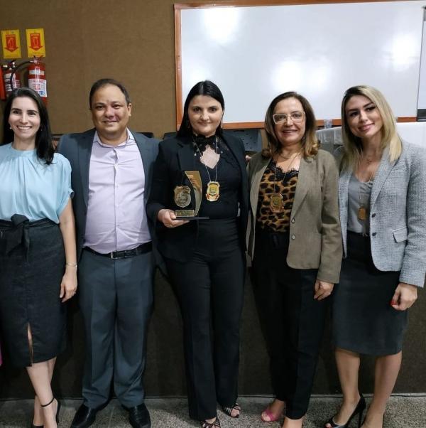 Delegacia da Mulher de Floriano recebe troféu de Honra ao Mérito por serviços relevantes no combate à violência contra a mulher.(Imagem:Reprodução/Instagram)