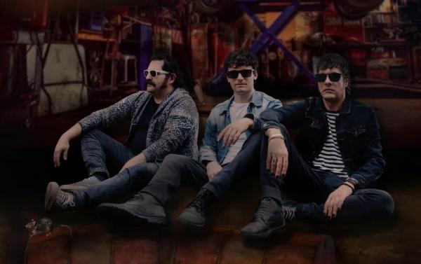 Trio Os Roucos fala a língua do rock no pulso do álbum 