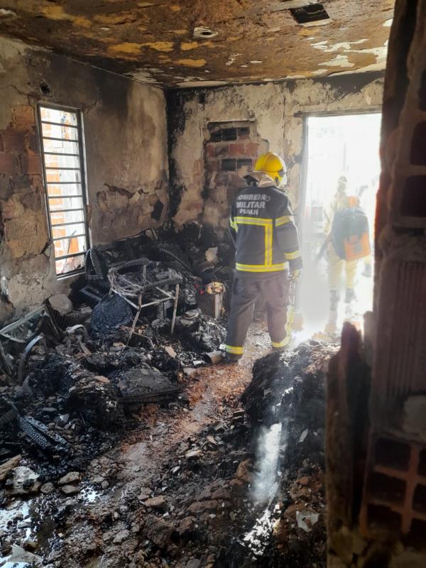 Incêndio atinge casa na Zona Leste de Teresina.(Imagem:Divulgação/Corpo de Bombeiros)