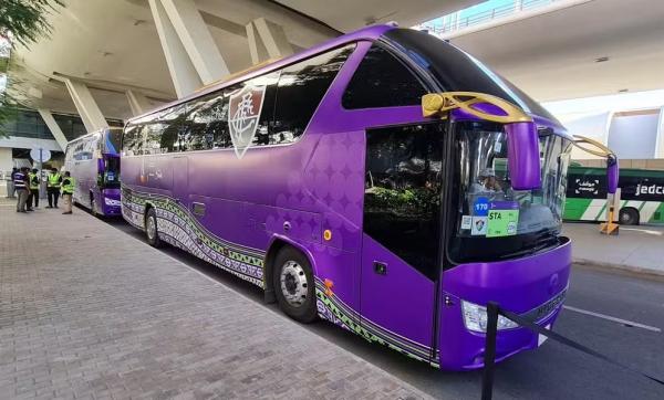 Ônibus do Fluminense no desembarque em Jeddah, Arábia Saudita, para a disputa do Mundial de Clubes.(Imagem:Edson Viana/ge)