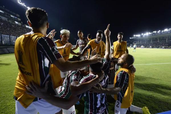 Time do Fluminense comemora gol sobre o Millonarios na Libertadores.(Imagem:André Durão/ge)