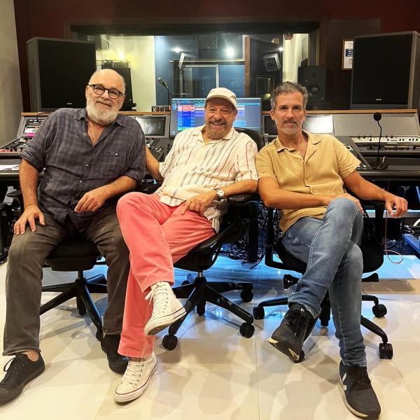 João Bosco (ao centro) no estúdio carioca Visom Digital com Jaques Morelenbaum (à esquerda) e Francisco Bosco.(Imagem:Divulgação)