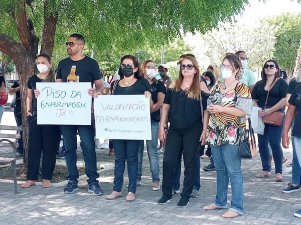  Profissionais da enfermagem fazem protestos no Piauí contra suspensão da lei do piso salarial da categoria.(Imagem:Aparecida Santana/g1 )