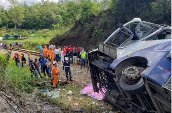 Subiu para 19 o número de mortos no acidente de ônibus em João Monlevade, na BR-38, perto da entrada para Dom Silvério, em Minas Gerais, nesta sexta-feira (4).  Maria Luiza de Olie(Imagem:Reprodução)