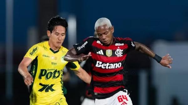 Chico Kim e Wallace Yan em ação no jogo entre Mirassol e Flamengo.(Imagem:Caique Coufal/Flamengo)