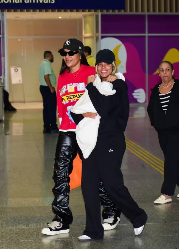 Ludmilla e Brunna Gonçalves com Zuri.(Imagem:Webert Belicio/Agnews)