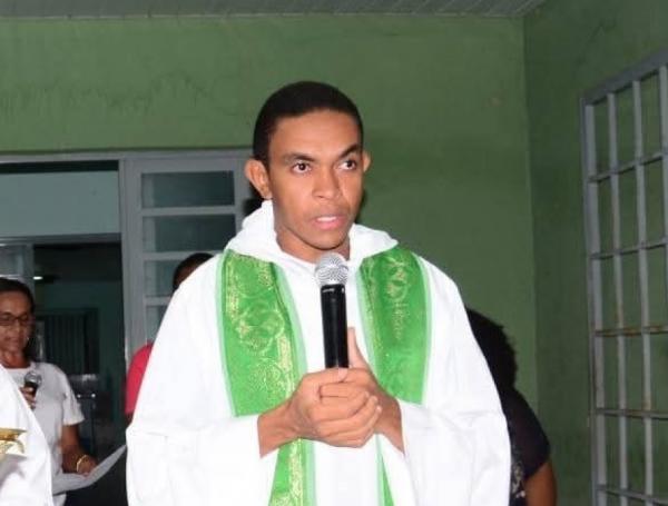 Padre afastado: Diocese de Floriano comunica afastamento do Pe. Vinícius.(Imagem:Reprodução)