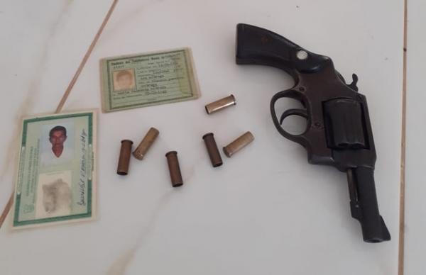 Arma apreendida com idoso suspeito de atirar em outro e na nora no Sul do Piauí.(Imagem:Divulgação/PM-PI)