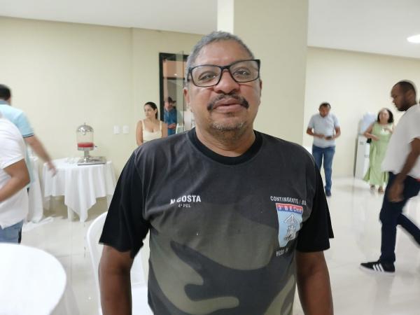 Repórter Ivan Nunes é agredido com capacete em frente à delegacia de Floriano durante cobertura jornalística.(Imagem:FlorianoNews/Arquivo)