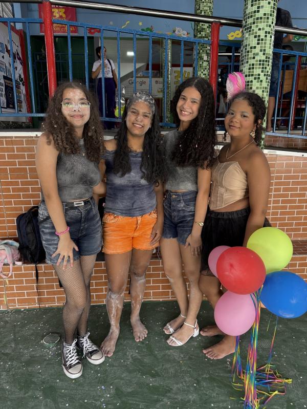 Matin&ecirc; Neon leva cor, brilho e muita alegria &agrave; Escola Pequeno Pr&iacute;ncipe em Floriano.(Imagem:Divulga&ccedil;&atilde;o)