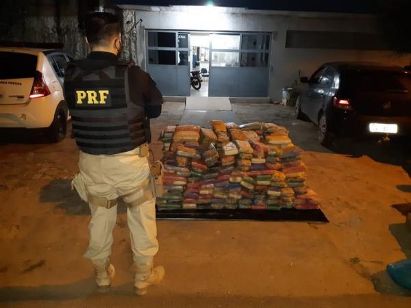PRF apreende 379 kg de maconha no Piauí.(Imagem:Divulgação/PRF-PI)