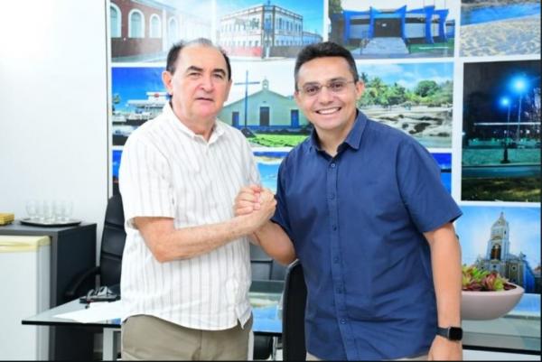 O prefeito de Floriano, Ant&ocirc;nio Reis, se reuniu na manh&atilde; desta quinta-feira com o vereador James Rodrigues e representantes da comunidade do bairro Cajueiro II, para discutir deman(Imagem:Reprodu&ccedil;&atilde;o)