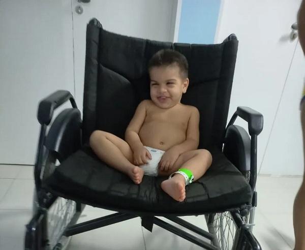  Théo na cadeira de rodas durante internação no hospital.(Imagem:Arquivo Pessoal / Suzany Ferreira )