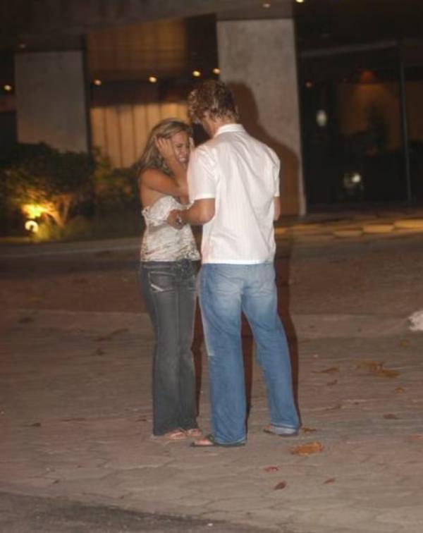 Wanessa Camargo e Dado Dolabella são fotografados brigando na frente de um hotel, em 2004.(Imagem:Wagner Santos/Divulgação/Contigo!)