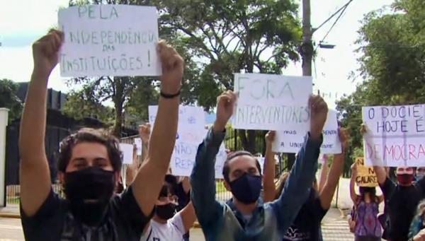 Estudantes protestam após Bolsonaro nomear para reitor 2º candidato mais votado na Unifei(Imagem:Reprodução EPTV)