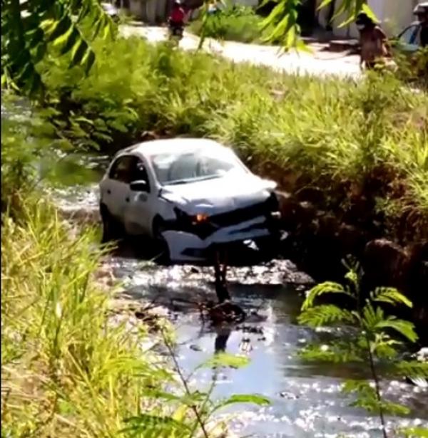 Motorista perde o controle da direção e carro cai em galeria na Av. Celso Pinheiro em Teresina(Imagem:Reprodução)