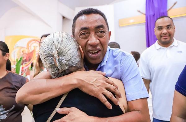 Joel Rodrigues e Margarete Coelho participam do Domingo de Ramos no bairro Dirceu(Imagem:Ascom)