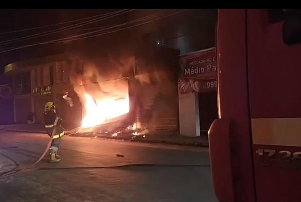 Incêndio destrói loja no centro de Floriano.(Imagem:Reprodução)