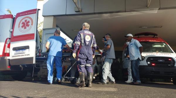 Vítimas do acidente com ônibus escolar em José de Freitas chegando ao HUT.(Imagem:Gil Oliveira/TV Clube)