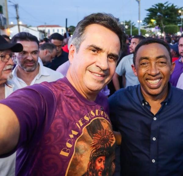 Ciro e Joel s&atilde;o cumprimentados pela popula&ccedil;&atilde;o durante a Prociss&atilde;o do Bom Jesus dos Passos em Oeiras.(Imagem:Ascom)