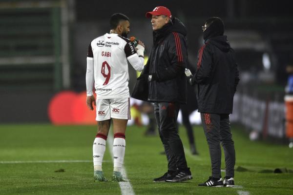 Renato Gaúcho conversa com Gabigol em Defensa y Justicia x Flamengo, pela Libertadores.(Imagem: Gustavo Garello-Pool/Getty Images)