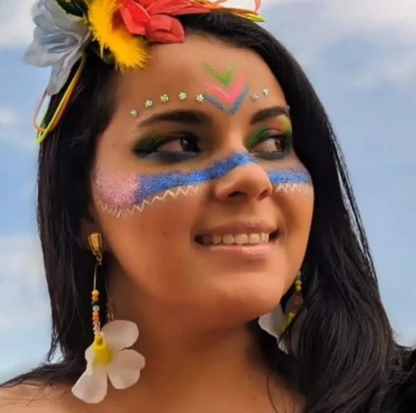 Maquiagem artística para o Carnaval.(Imagem:Reprodução/Instagram @dnaemcores)