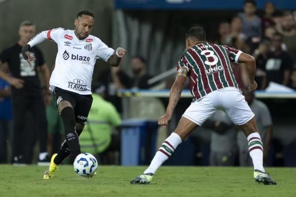 Neymar em ação pelo Santos contra o Fluminense.(Imagem:Jorge Rodrigues/AGIF)