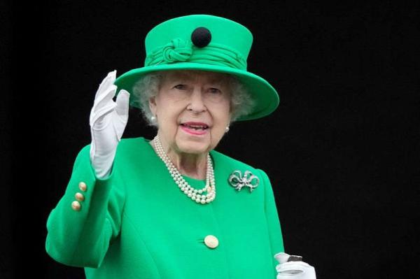 O governo do Reino Unido enviou à rainha Elizabeth uma caixa de música especialmente encomendada para marcar seu jubileu de platina, retratando em sua tampa a porta preta da frente(Imagem:Reprodução)