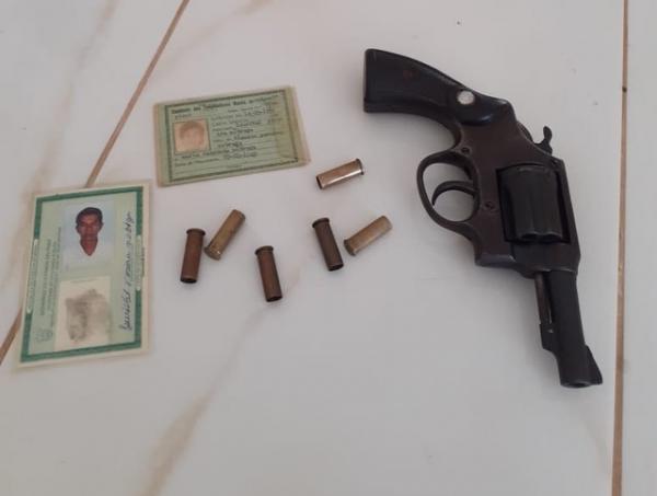 Arma apreendida com idoso suspeito de atirar em outro e na nora no Sul do Piauí.(Imagem:Divulgação/PM-PI)