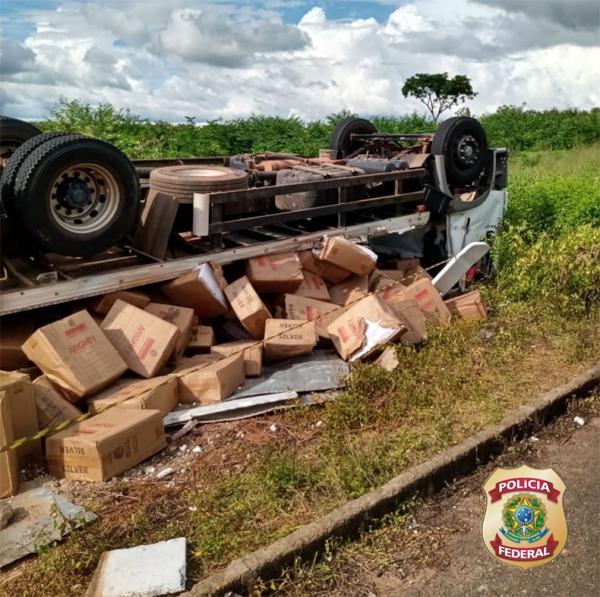 Caminhão com 750 caixas de cigarros é abandonado após tombar no litoral.(Imagem:Divulgação/Polícia Federal)