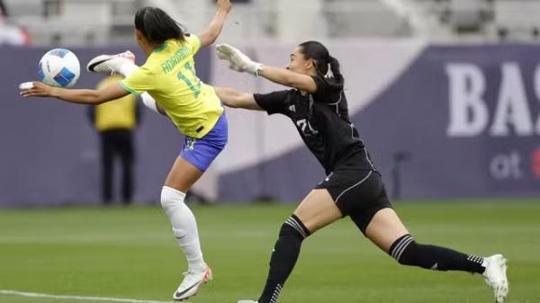 Adriana abre o placar para o Brasil aproveitando falha da goleira do México.(Imagem:CARMEN MANDATO / AFP)